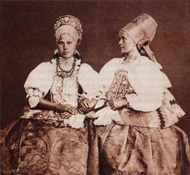 Мезенские девушки в праздничных нарядах, начало XX века. © Мезенский историко-краеведческий музей