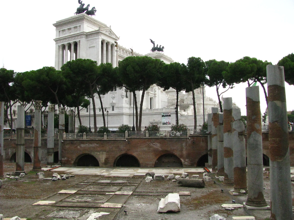 Рим. 2010 год. Фрагмент Римского форума. Это сердце античного Рима, долина между холмами Палатин и Капитолий, где проходила вся общественная, политическая и религиозная жизнь. Сейчас это одна из главных достопримечательностей. Фото автора.