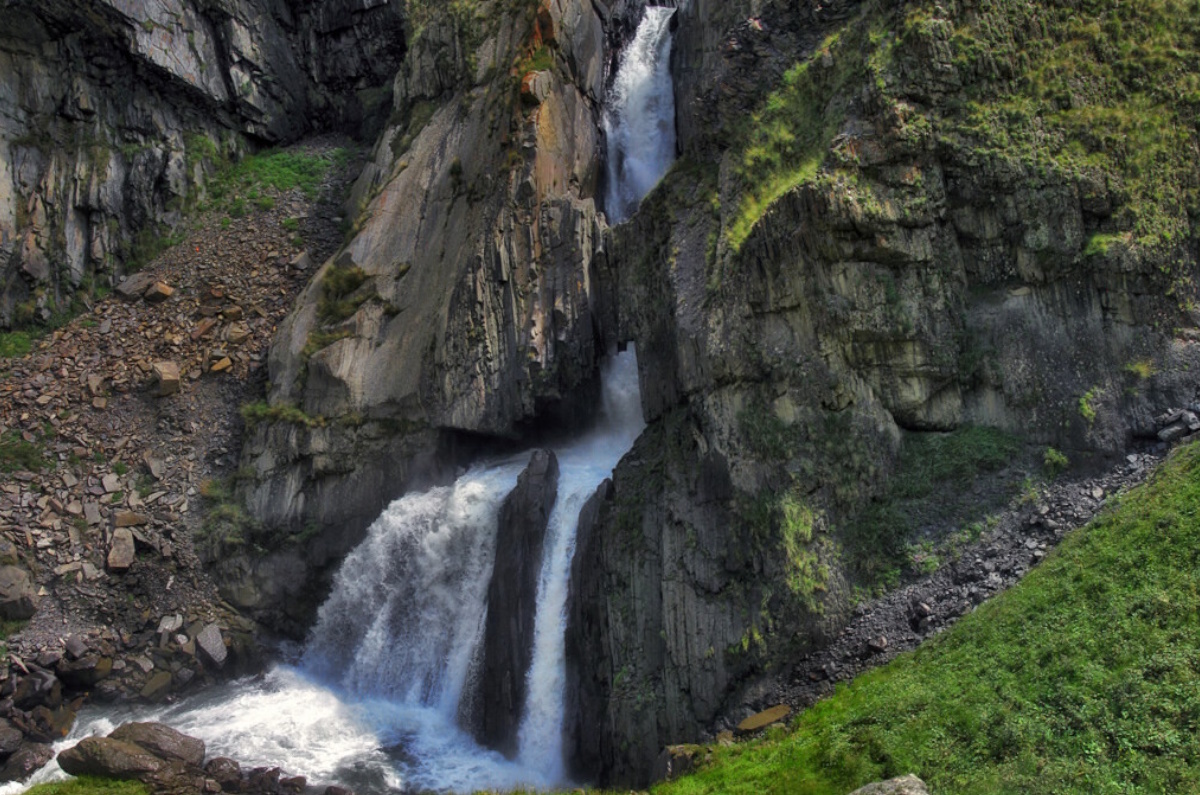 Водопад Чирхалю находится на территории Чародинского природного заповедника на реке Ойсор на высоте 2 150 м. над уровнем моря.