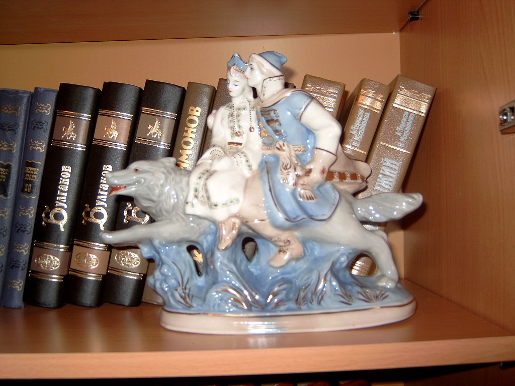 «Иван-царевич на Сером Волке», Турыгинский фарфоровый завод кооперативной артели «Художественная керамика» (Гжель), 1950-60 годы, скульптор Азарова Л.П, фарфор, кобальтовая роспись, позолота.