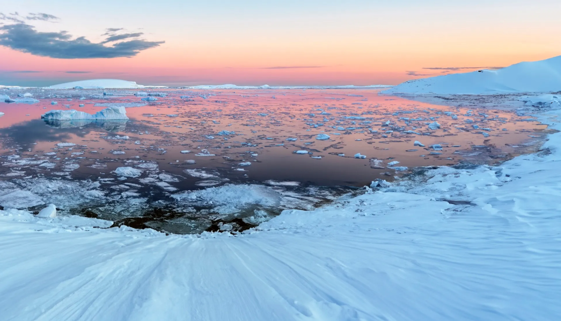 Гравитационные условия Антарктиды приводят к понижению уровня окружающего материк моря, вызывая рост ледяного покрова