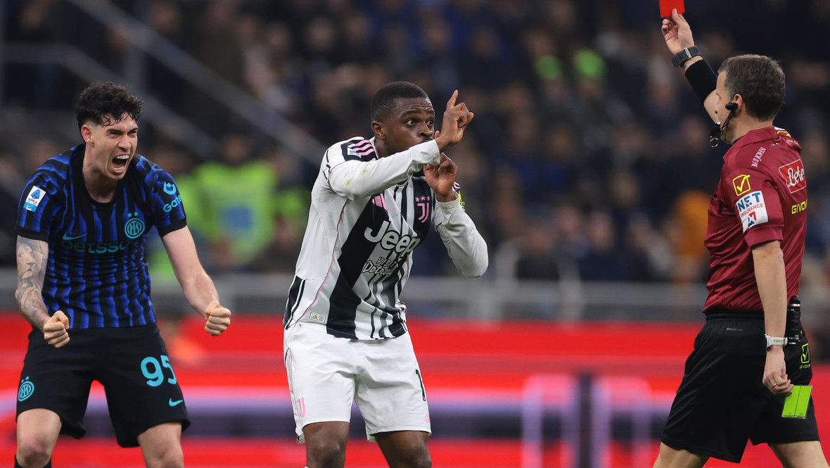    Защитник «Интера» Алессандро Бастони (слева) празднует удаление Пьера Калюлю из «Ювентуса». Global Look Press