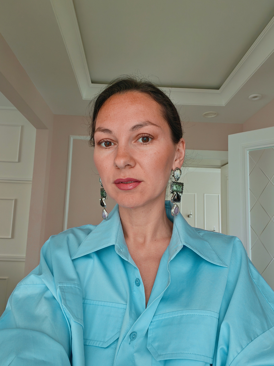 Екатерина, автор блога о красоте и стиле. Раз уж речь в статье о ярком, пусть заставка тоже будет яркой🩵 