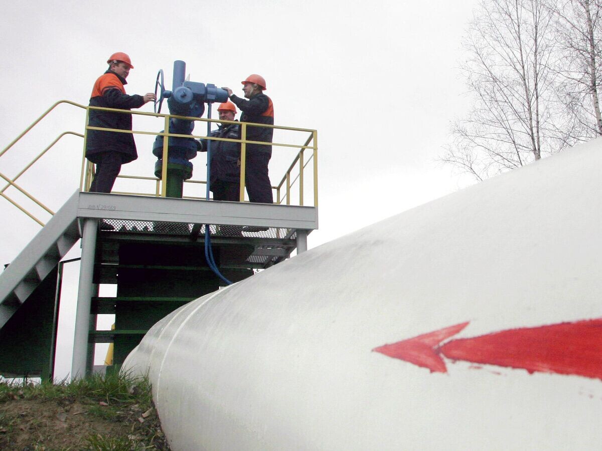    Рабочие на нефтепроводе "Дружба" | © AP Photo / Sergei Grits