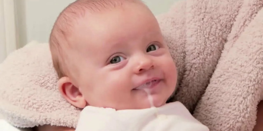 Срыгивание у новорожденных: что нужно знать родителям