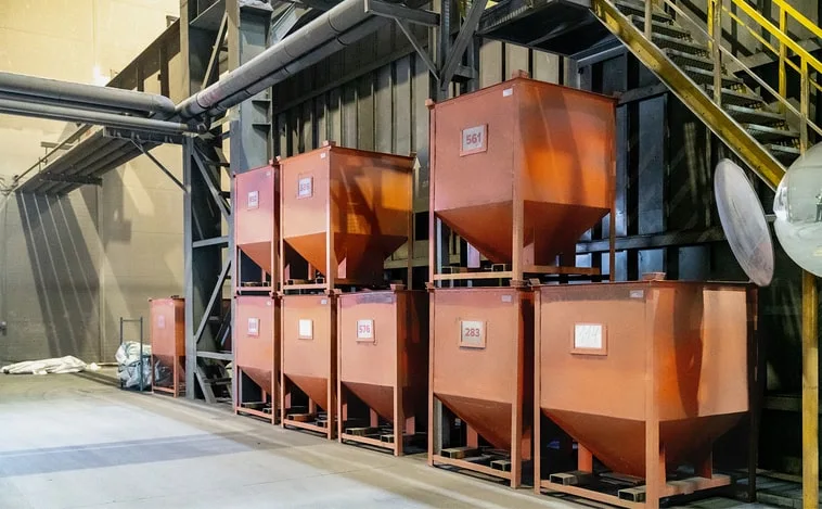 На заводе в Рязани всегда в запасе десятки цветов базальтовой посыпки. Цветовая гамма тщательно контролируется в лабораторных условиях.