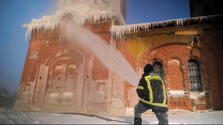Та самая колокольня в Перемышльском районе, которая пострадала во имя искусства. Скриншот с видео Максима Пешкова