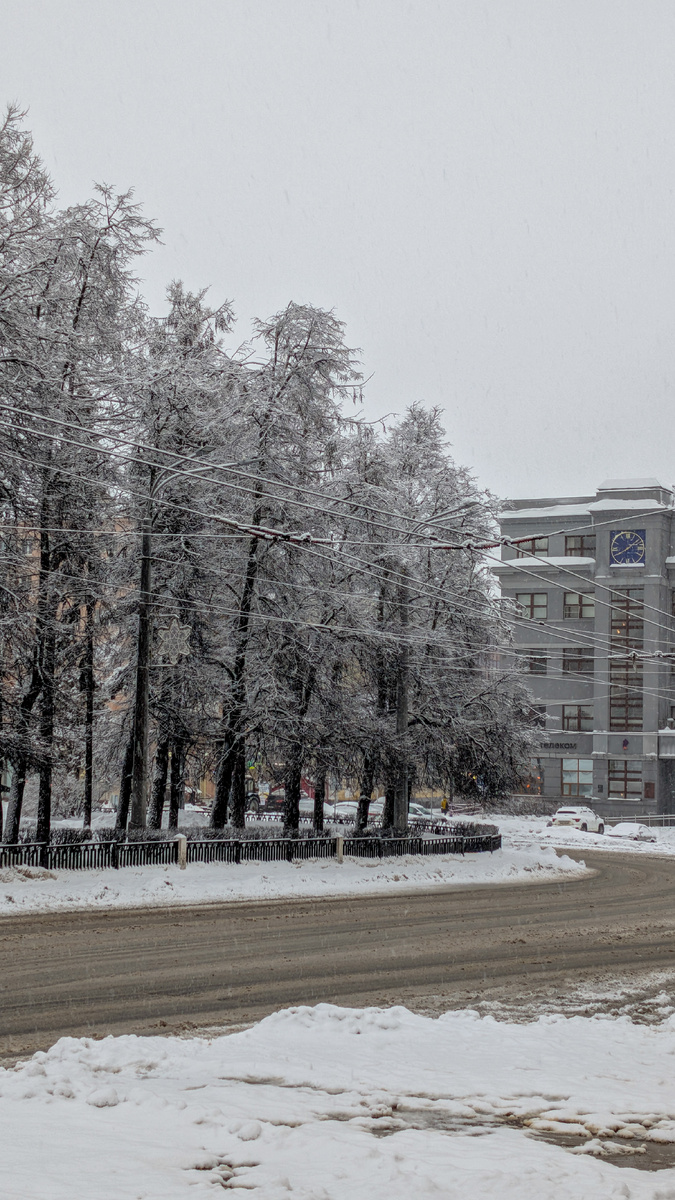 Площадь Максима Горького и, конечно, снег