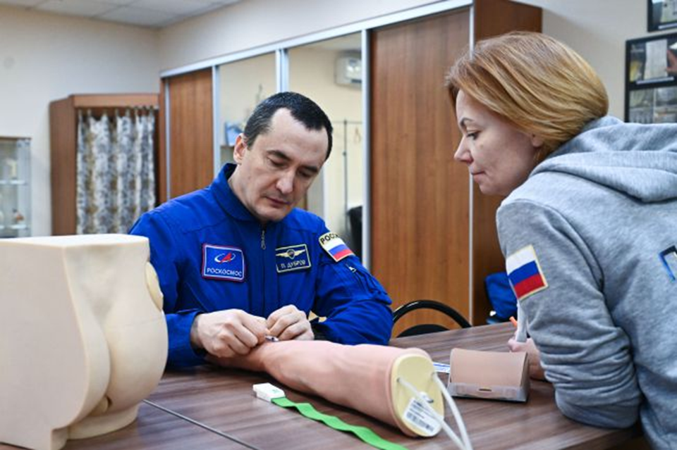 Петр Дубров отрабатывает отбор проб крови. Фото: ЦПК