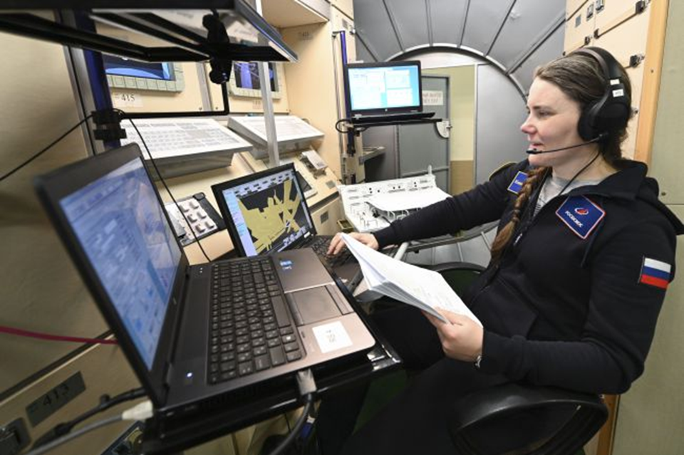 Анна Кикина в тренажере ERA выполняет задачи управления манипулятором. Фото: ЦПК