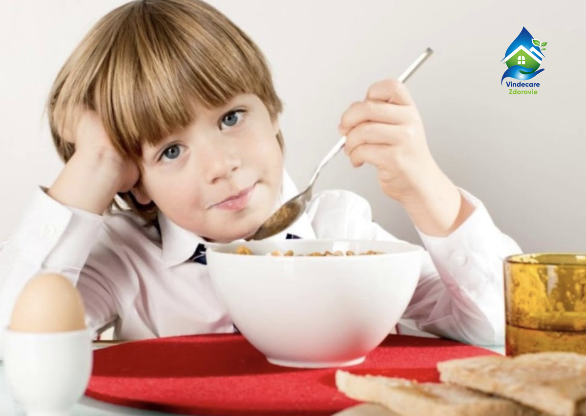 Ребенок есть кашу