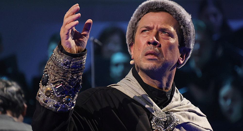 «Шапка Мономаха для юбиляра: Андрей Мерзликин "короновал" Александра Чайковского