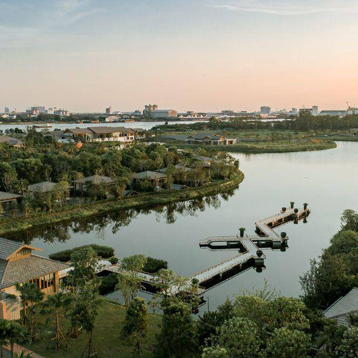 
2️⃣Auriga Wellness 
Место у реки Чао Прайя, где Бангкок довольно быстро теряет ощущение срочности. Сюда идут, когда нужно именно отключиться, а не просто расслабиться.