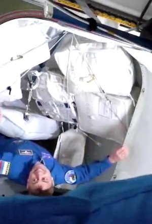    Андрей Федяев в момент перехода на борт МКС. / Фото: РИА Новости