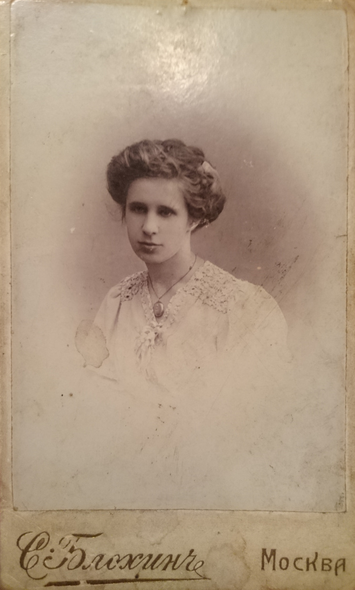 Ольга Константиновна Демпт, 1911 год (семейный архив). Фотоателье С.А. Блохина в доме Лебедевых