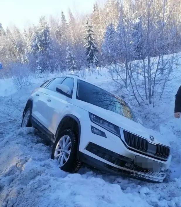    Автомобиль перевернулся на трассе Петрозаводск-Суоярви© Госкомитет Карелии по безопасности