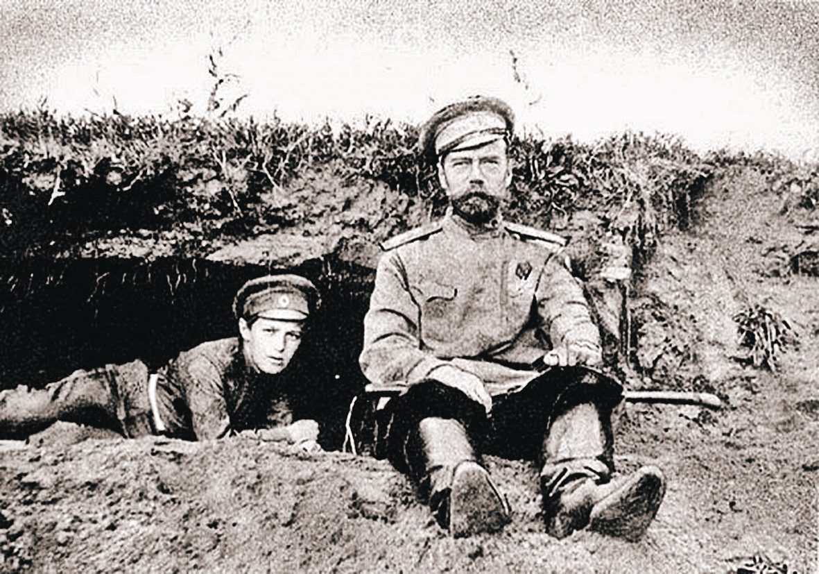 Николай и его сын Алексей на фронте.