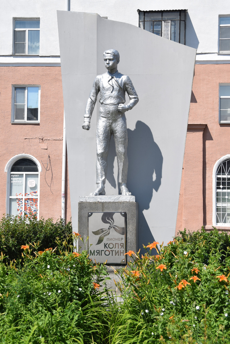 Памятник пионеру Коле Мяготину. Автор: скульптор Анатолий Иванович Козырев. Фото автора канала "Приключения Тома Сойера". 