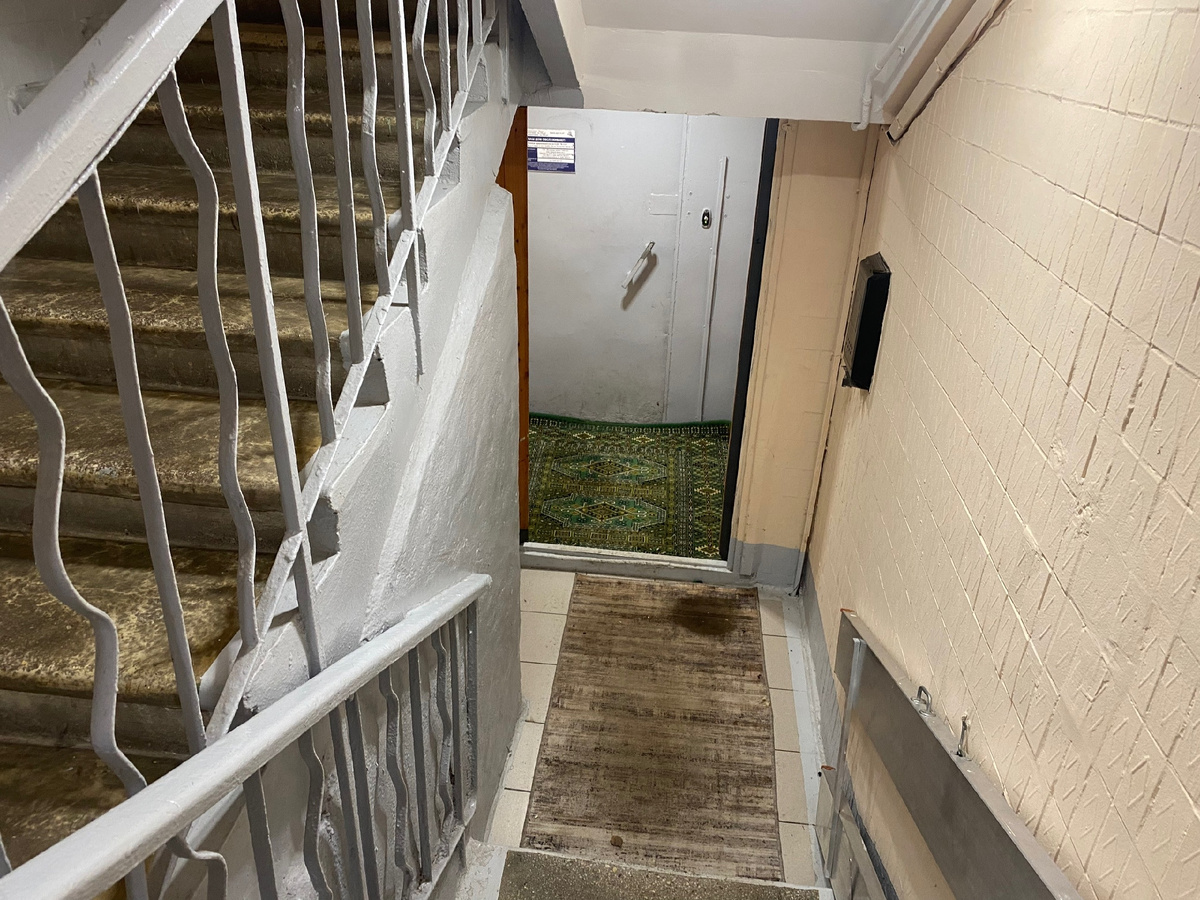 Кто-то заботливо постелил свои старые ковры в подьезд. Вот только без должного ухода, они быстро начинают вонять от грязи...🤦‍♀️