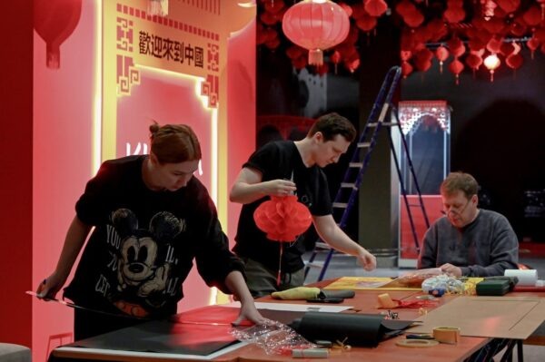    Подготовка экспозиции. Фото: Гродековский музей. vk.com