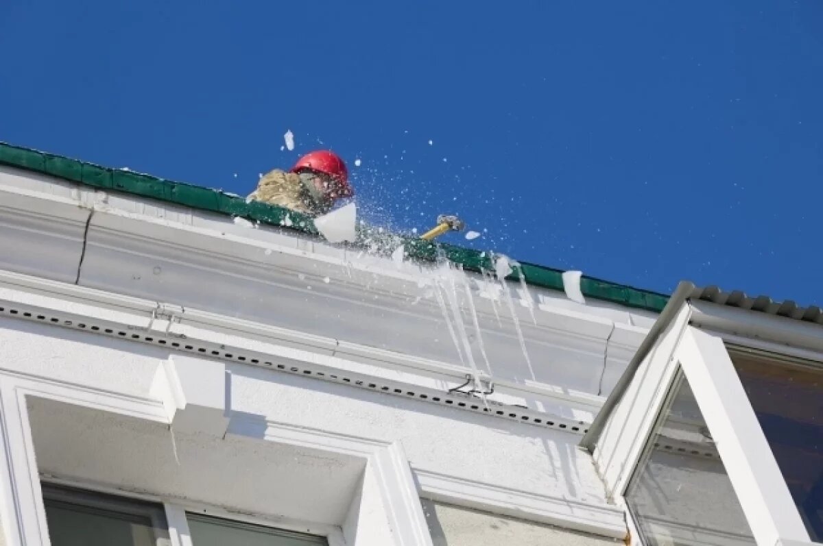    Погребенные под лавиной: в регионах РФ сошедший с крыш снег убивает людей