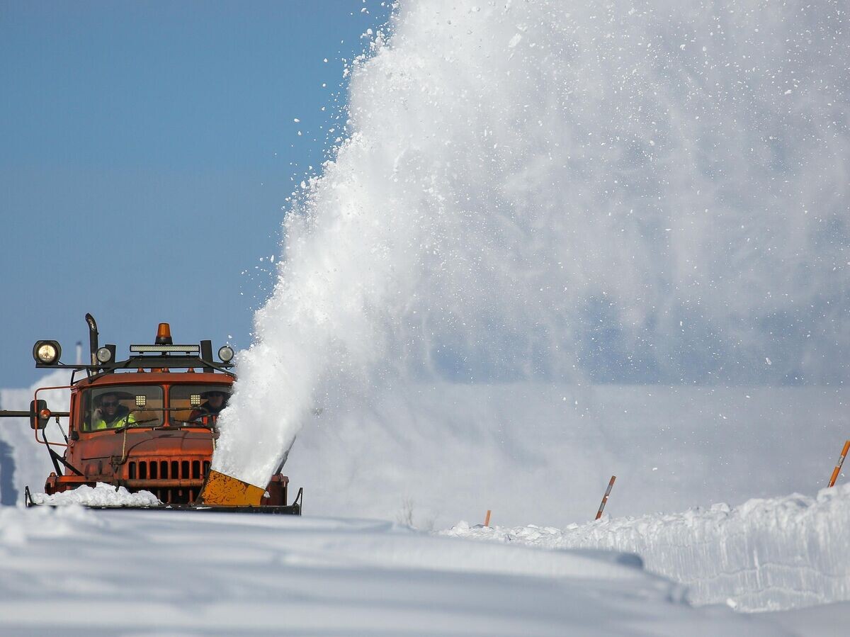    Шнекороторный снегоочиститель на базе автомобиля "Урал" на участке трассы "Кола - Серебрянские ГЭС" в сторону поселка Териберка в Мурманской области© РИА Новости . Павел Львов