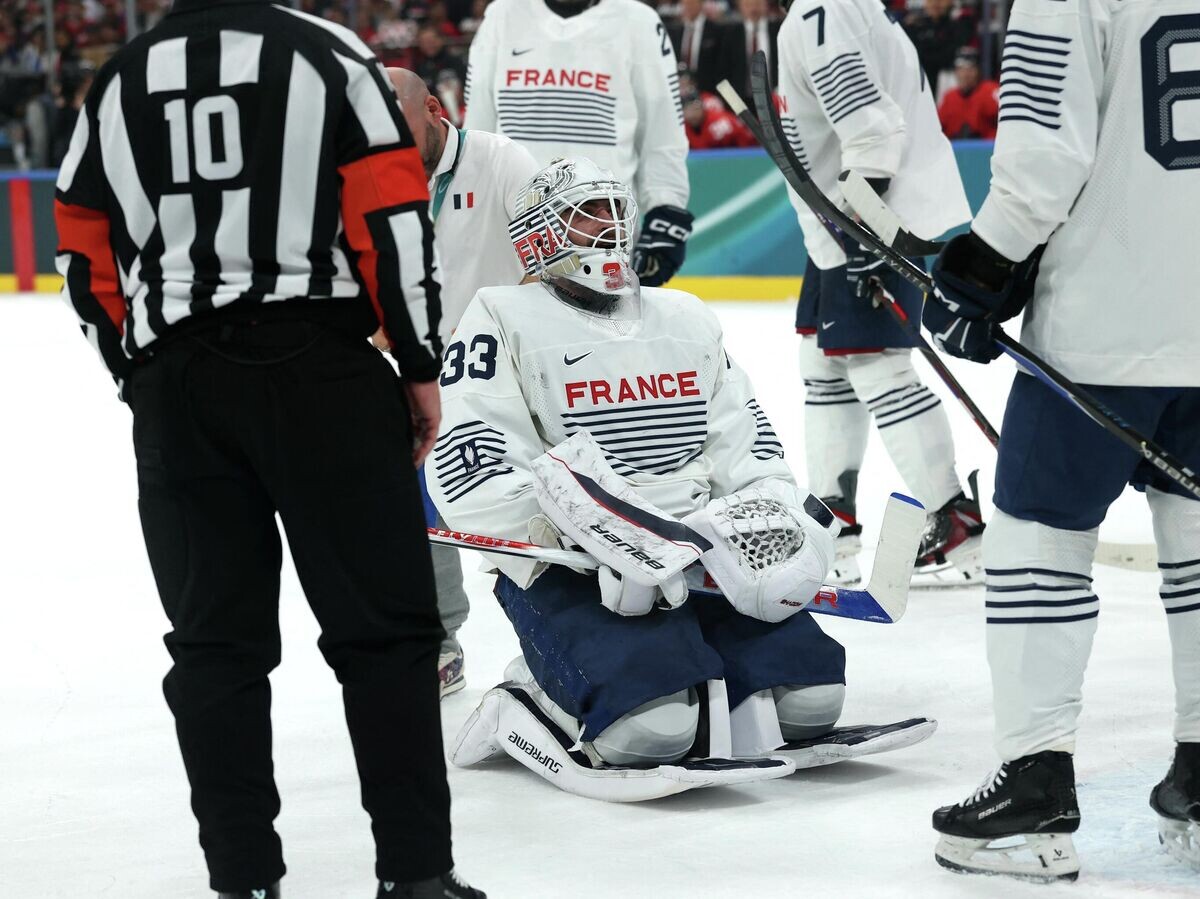    Вратрь сборной Франции по хоккею Жюльян Хунка | © REUTERS / Mike Segar