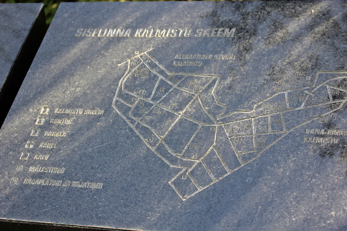 Каменная карта на кладбище