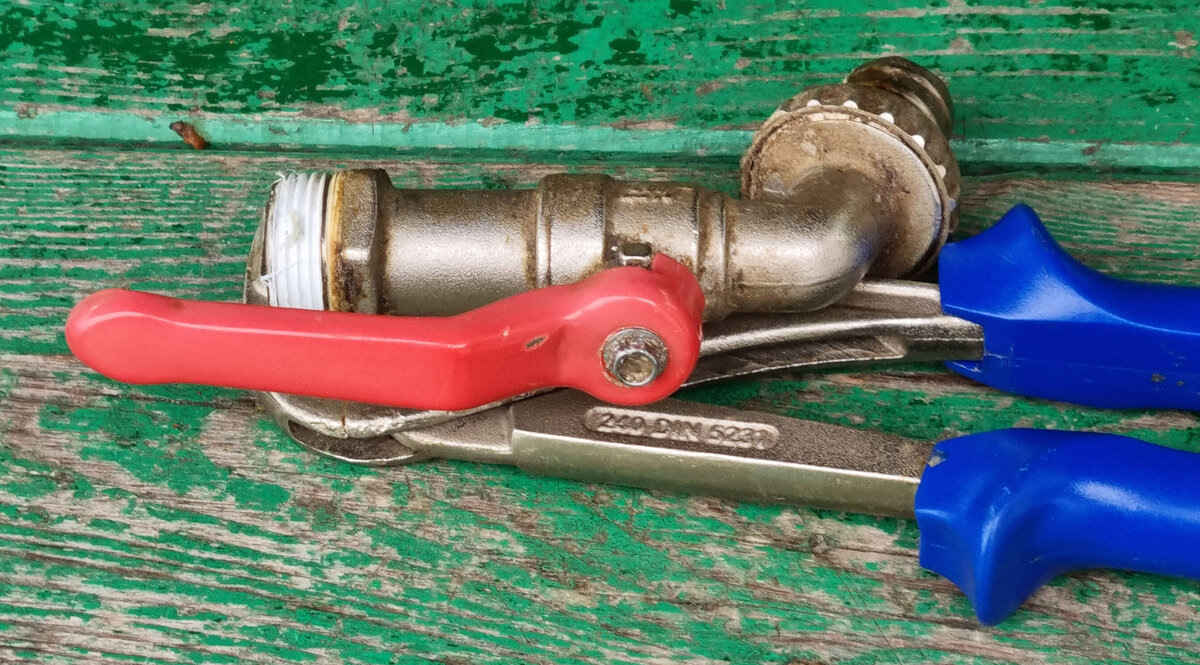 Старый дешевенький кран с рукояткой