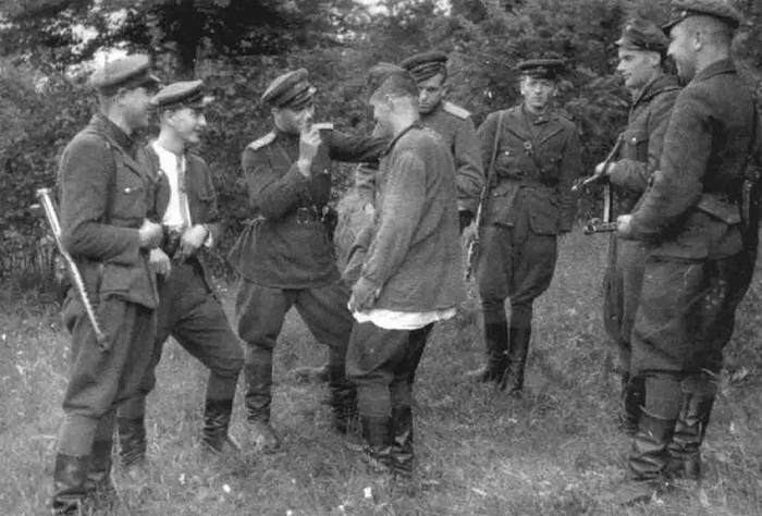 Красноармеец попавший в плен к переодетым бандитам