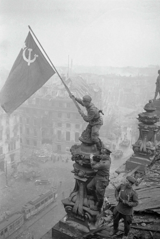 Знамя Победы над поверженным Берлином, 1945 год. Источник - https://www.vedomosti.ru/society/galleries/2021/05/01/868524-1-maya-1945-v-berline-nad-reihstagom-poyavilos-znamya-pobedi-fotogalereya