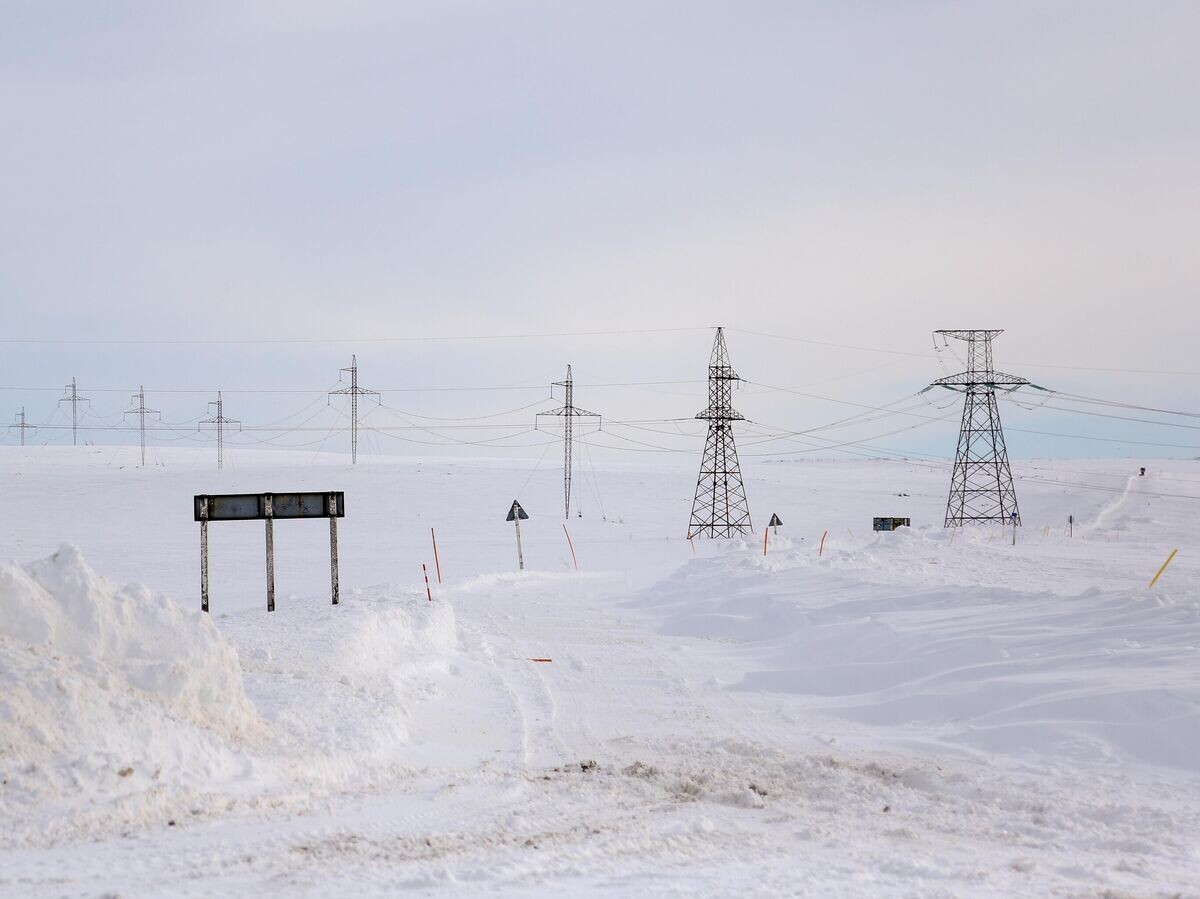    Занесенный снегом участок трассы "Кола - Серебрянские ГЭС" в сторону поселка Териберка в Мурманской области© РИА Новости . Павел Львов