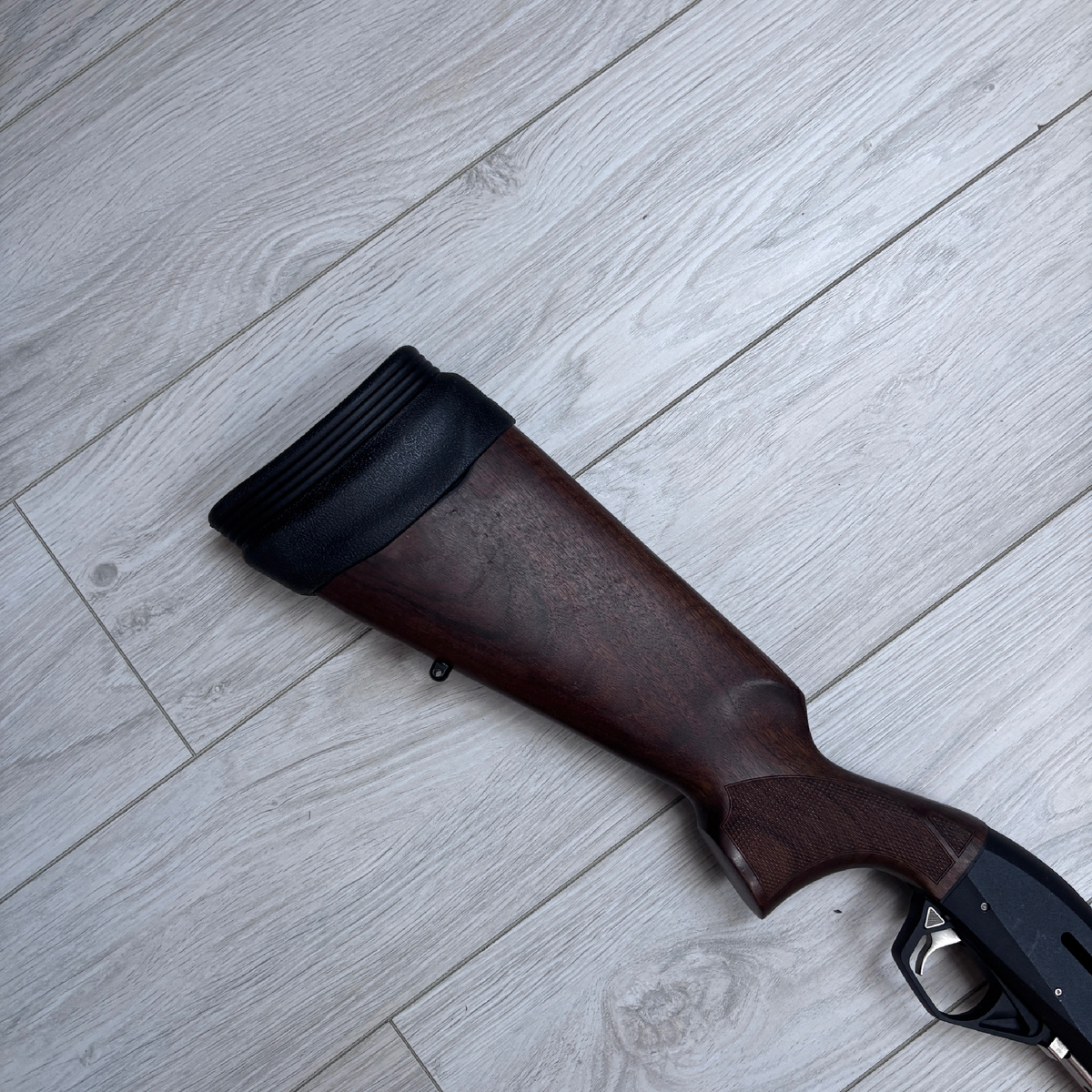 Галоша на затылке - иначе даже с моими 177 см роста неудобно стрелять. 