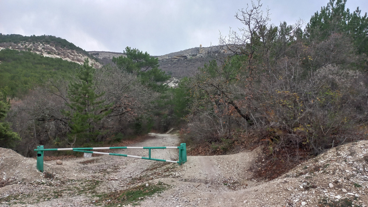 Начало маршрута и вид на Шулдан с трассы (фото автора)