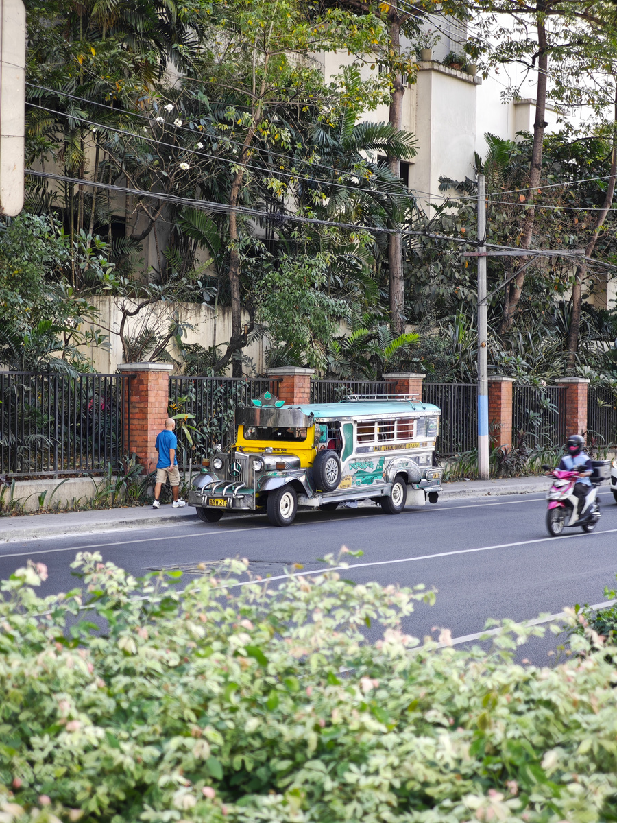 Джипни на улице Манилы. Фото автора