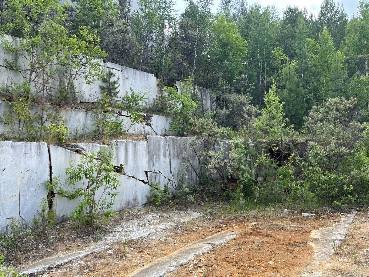 Мраморный карьер на территории Шабровского рудного поля. Июнь 2025