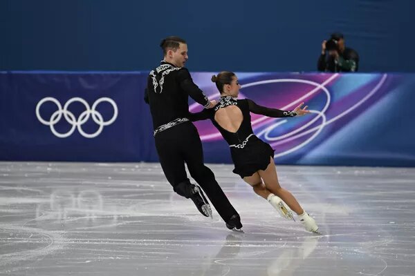 Армянские фигуристы выступают под мелодию "Арцах" Ара Геворкяна