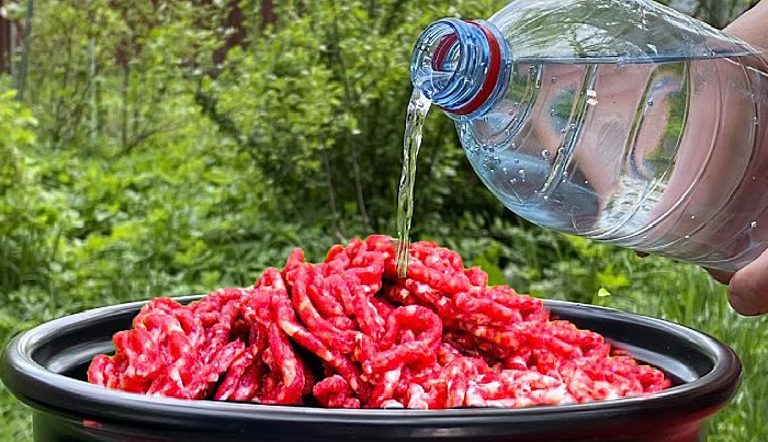 Сколько нужно воды в фарше: зачем его добавляют и как он влияет на сочность