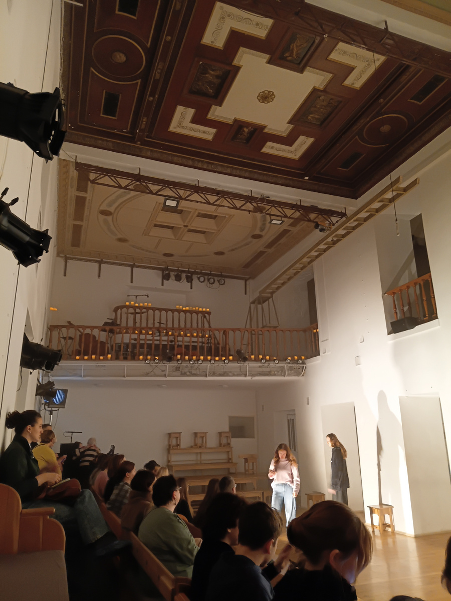 Там такие интересные потолки: четыре части, и все разные🥰