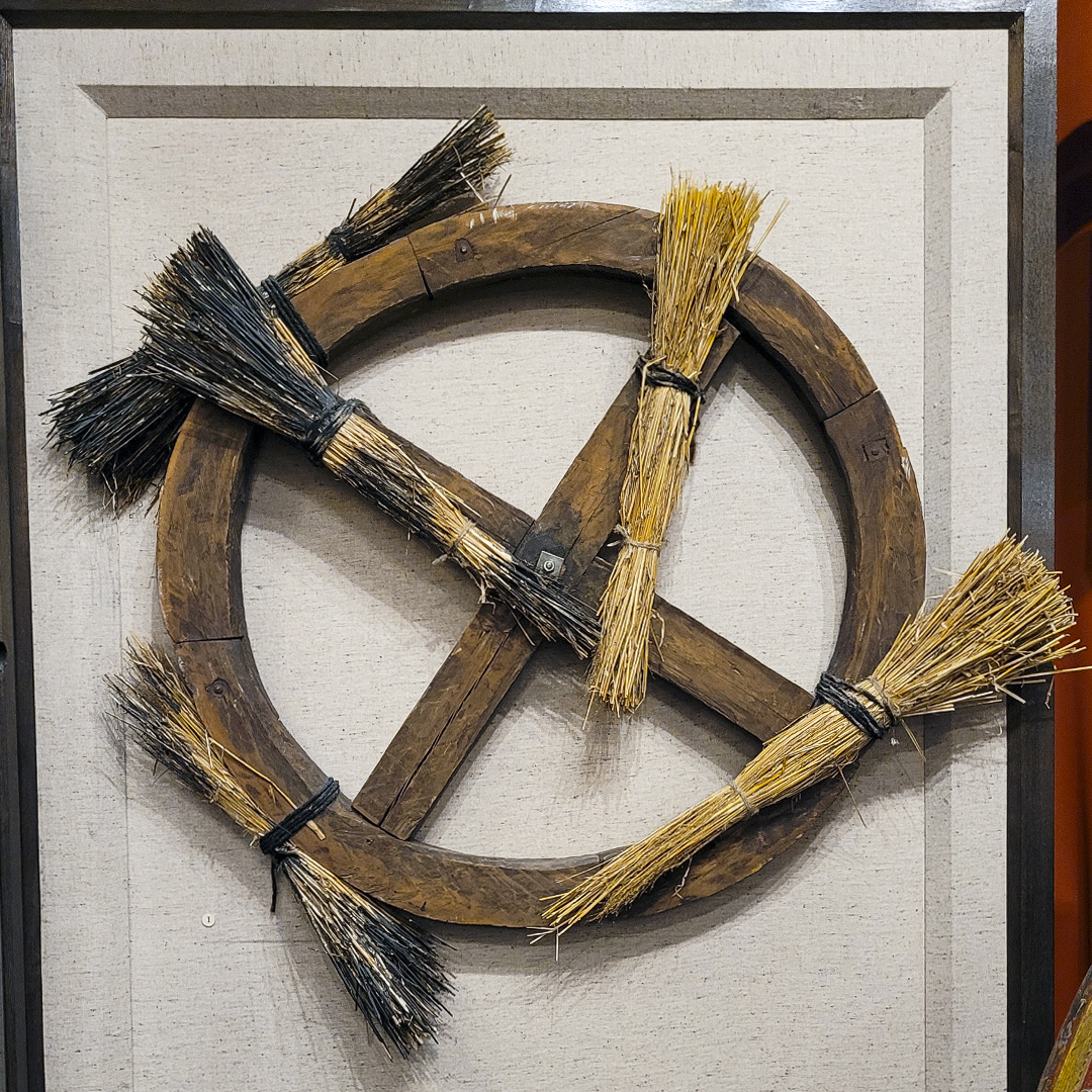 Колесо, приготовленное для масленичного костра. 