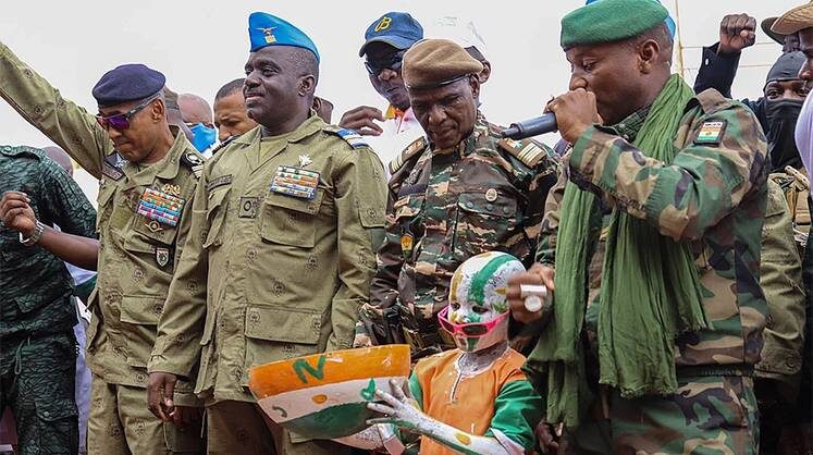    EPA/ISSIFOU DJIBO Генерал Ибро Амаду (второй слева) в поход собрался