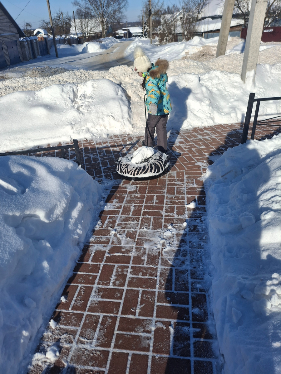 Фото автора канала. Когда мама немного поругалась, что комки снега раскидывает там, где люди с 8 утра убираются