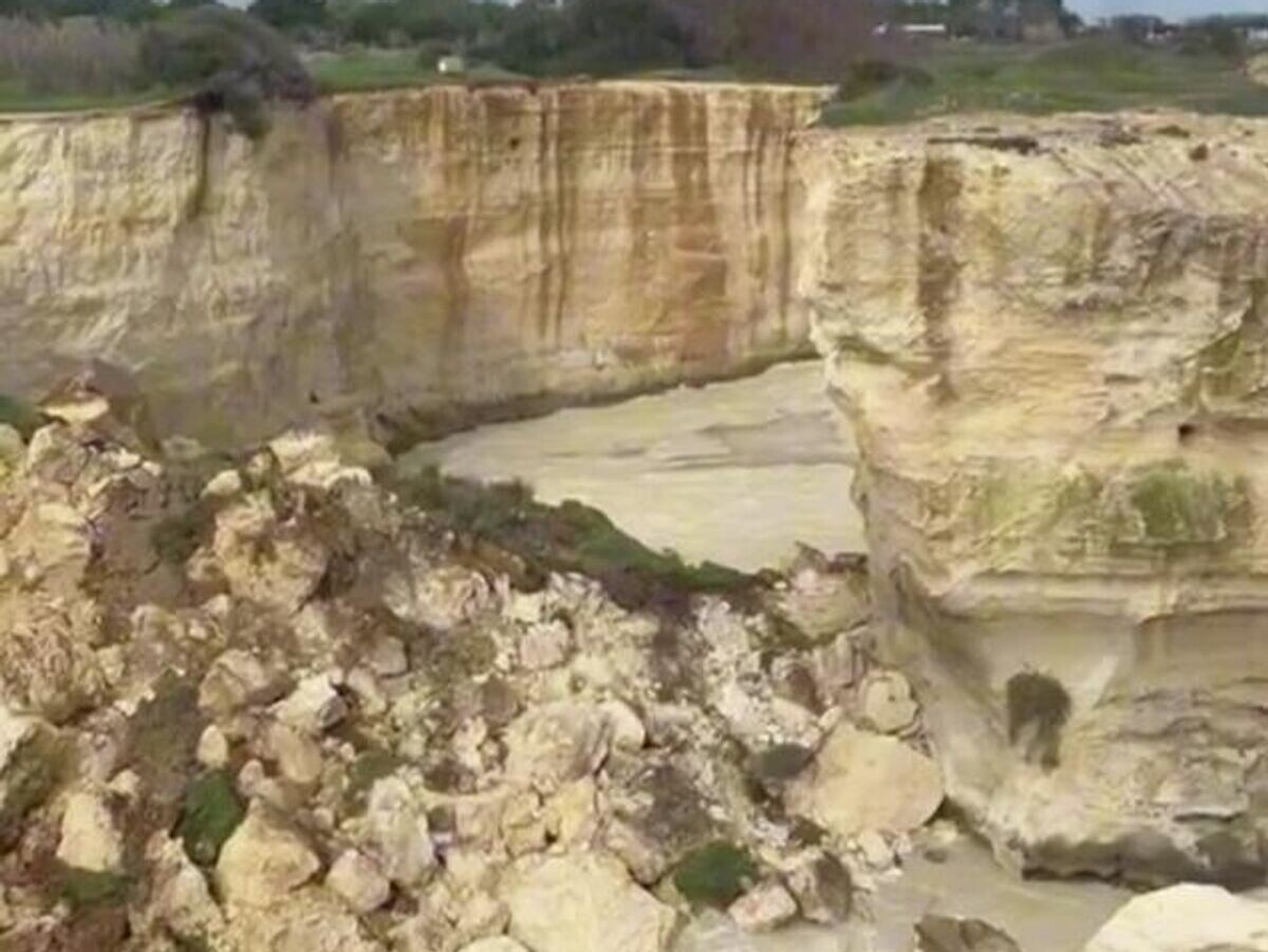    Утес Арка влюбленных на побережье Апулии обрушился из-за сильного ветра | © @raffaele.piemontese