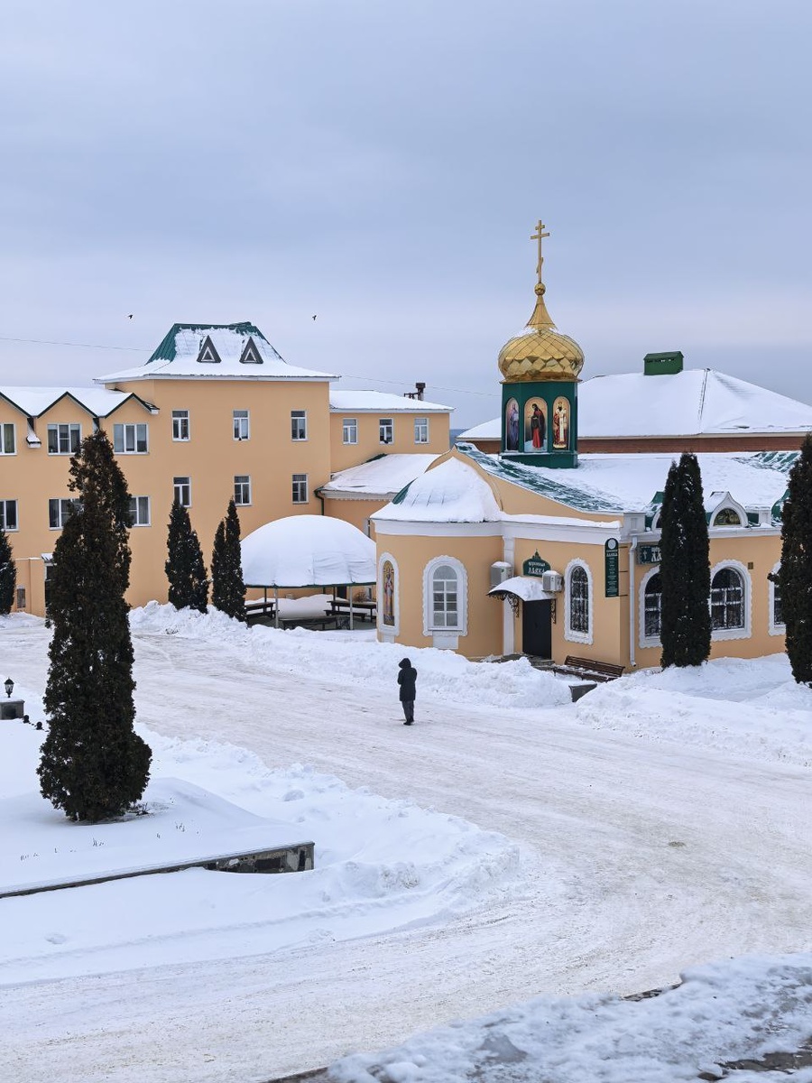 Территория монастыря прекрасна и зимой, и летом, и не приелась за столько лет. Фото из архива автора