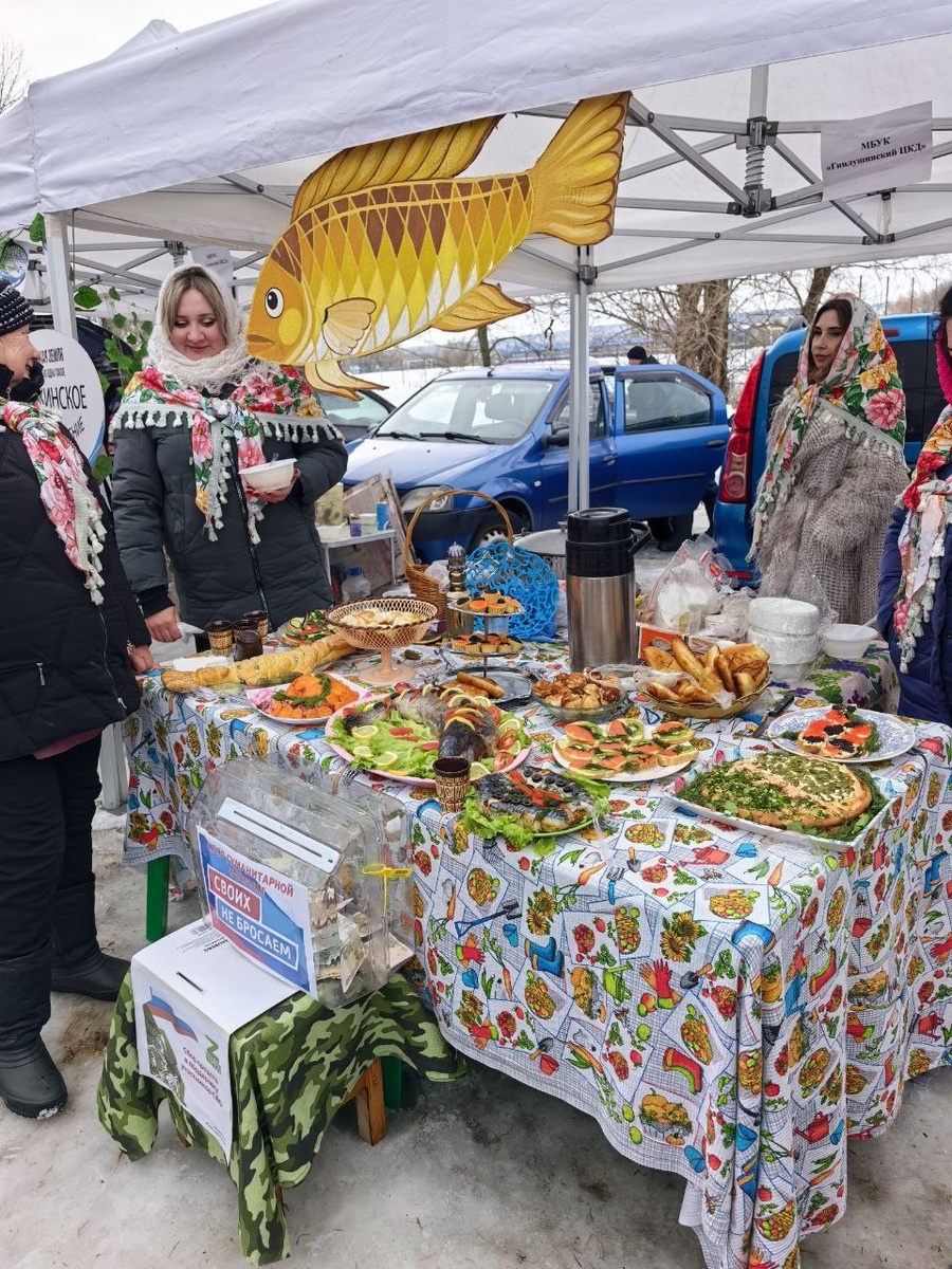 И стол какой чудный!