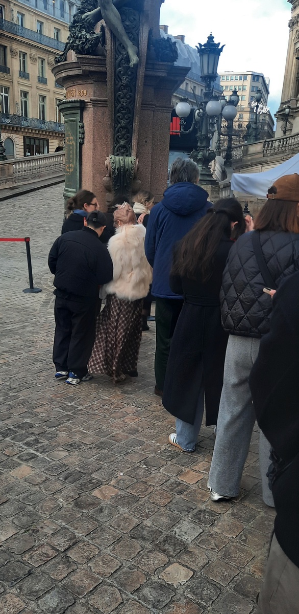 Начало очереди. За нами ещё человек тридцать 