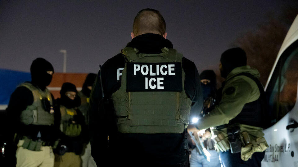     Агент миграционной службы США задержал украинца, пожелав победы России Alex Brandon/AP/TASS