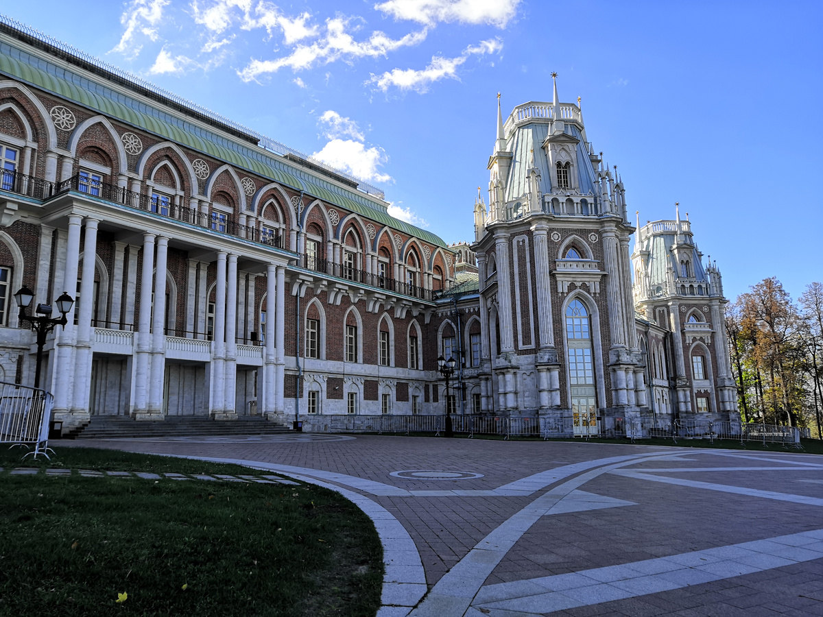 Царицыно — это целый дворцовый комплекс и большой парк с прудами, мостами, беседками