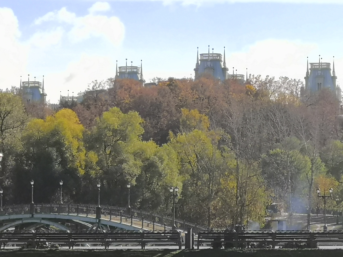 Четыре башни царицынского дворца видны от центрального входа в музей-заповедник