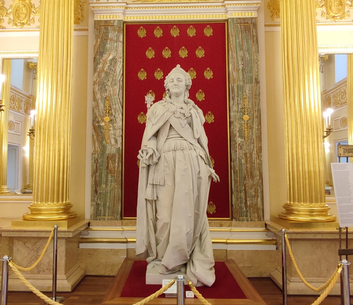 Скульптура императрицы украшает Екатерининский зал дворца